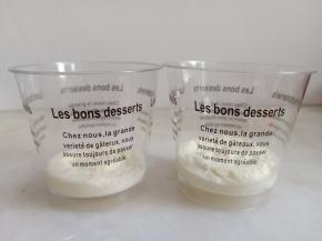 杯子先挤入一层淡奶油。