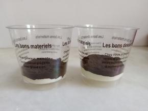 再加入适量奥利奥饼干碎，用勺子轻轻压平。