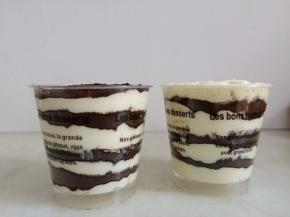 再加入奥利奥饼干碎。依次重复，直至装满杯子。