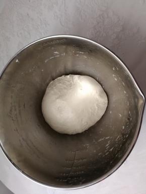 油条粉用温水和面，盖保鲜膜醒一个小时，面团比较软，手上涂抹一点花生油操作。