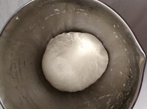 油条粉用温水和面，盖保鲜膜醒一个小时，面团比较软，手上涂抹一点花生油操作。