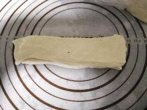 两片叠起来，用筷子在中间压一下。
步骤6