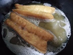 放入200度的油锅里面炸成金黄色出锅。