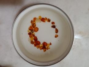 桃胶用水泡发（过夜最好），中途换水2-3次。