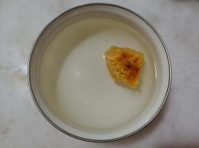 银耳清水浸泡60分钟左右。