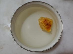 银耳清水浸泡60分钟左右。