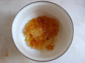 泡发好的桃胶用清水清洗去除杂质。
