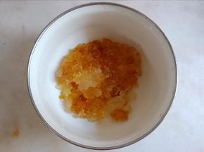泡发好的桃胶用清水清洗去除杂质。
