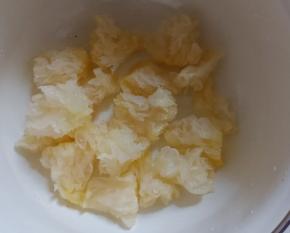 泡发好的银耳去除根部撕小朵。