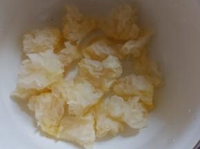 泡发好的银耳去除根部撕小朵。