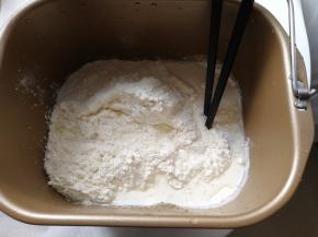 除黄油，盐，耐高糖酵母以外的原材料全部放入面包机，用筷子稍微搅拌一下。