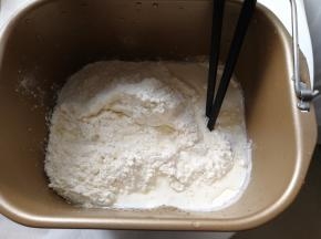除黄油，盐，耐高糖酵母以外的原材料全部放入面包机，用筷子稍微搅拌一下。