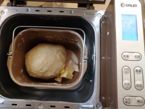 然后放入黄油，盐，耐高糖酵母继续揉15分钟。