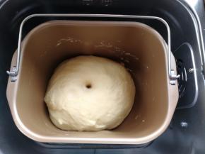 用面包机直接发酵，现在天气热，基本30~40分钟就差不多了。手指头沾一点粉，在面团中间戳一个孔，不会回弹就可以了。