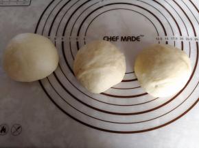 用手稍微排气，将面团分成相同的三个圆剂子。