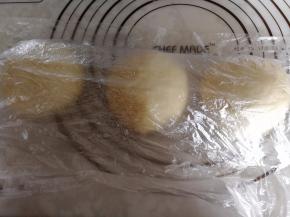 盖保鲜膜松弛10~15分钟。