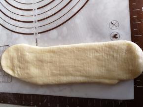 接着用擀面杖擀卷排气再卷起来。