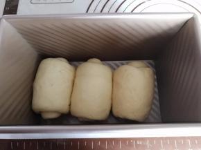 放入学厨土司模具里面。