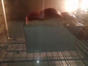 烤箱190度预热10分钟，接着190度烤40分钟，上色盖锡纸。每个人烤箱温度不同，所以按照自己平时烤土司的温度就可以了。