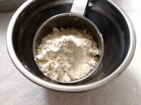 泡打粉，小米粉过筛备用。