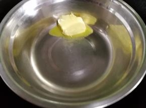 黄油隔水融化。