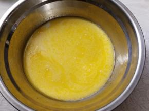 离火，放入纯牛奶搅拌。