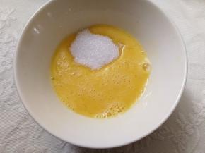 鸡蛋加入细砂糖搅拌均匀。