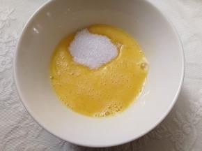 鸡蛋加入细砂糖搅拌均匀。