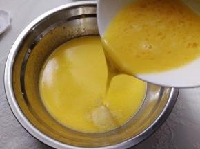 鸡蛋液倒入黄油液里面。