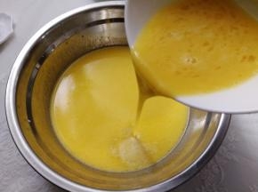 鸡蛋液倒入黄油液里面。