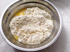 加入泡打粉和低粉，采用z字形切拌。