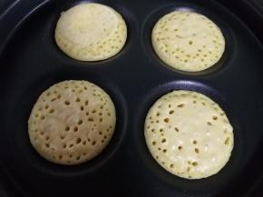 用勺子将面糊倒入四孔锅里面，全程小火，看到起小泡了翻面。