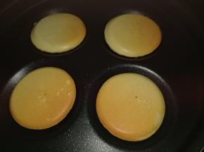 煎成黄色。