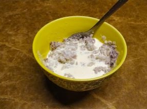 放入淡奶油、细砂糖拌均匀