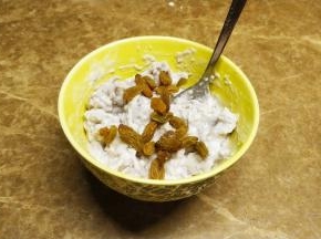 放入提子干拌均匀