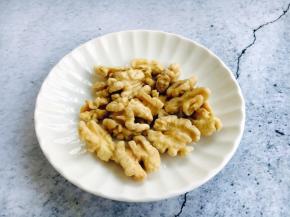 核桃去壳，核桃仁洗干净，将核桃仁放在微波炉里分次加热烤熟。加热时间要根据核桃仁的大小和微波炉的功率而定，加热时要勤翻动核桃仁。也可以用平底锅焙熟。