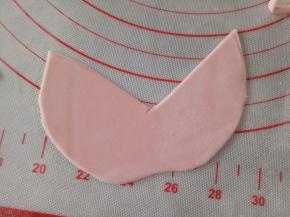 剪下来，刷一点水，粘到另外的两个面团上