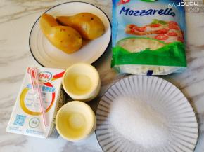 准备好原材料，挞皮提前30分钟取出来。红薯提前蒸好。