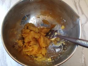 红薯弄成泥，加入细砂糖和纯牛奶搅拌好。