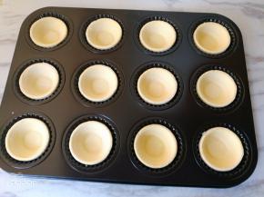 挞皮放入模具里面，烤箱200度预热10分钟。