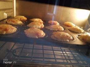 200度烤25分钟，烤出焦斑即可出炉趁热吃。