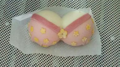 上衣的花边也做出来，刷一点水粘上