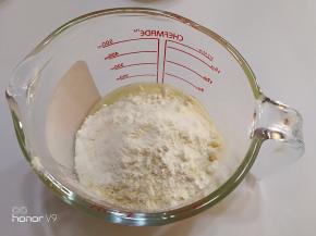 加入低粉和泡打粉搅拌。