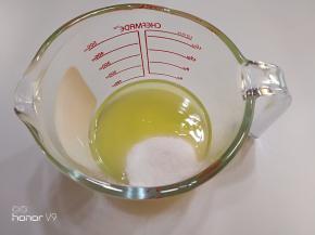 放入细砂糖搅拌。