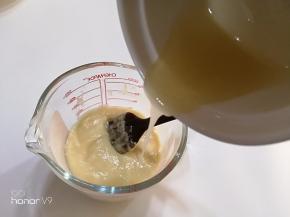 倒入蜂蜜搅拌。