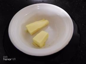 黄油隔热水融化。