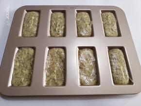 挤到模具里面，烤箱160度预热10分钟。