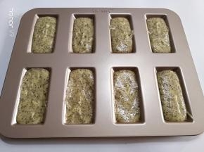 挤到模具里面，烤箱160度预热10分钟。