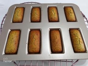 出炉直接倒出，晾凉。用保鲜袋装起来，室温保存。