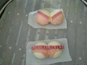 刷一点水粘到比基尼衣服上面，作为点缀